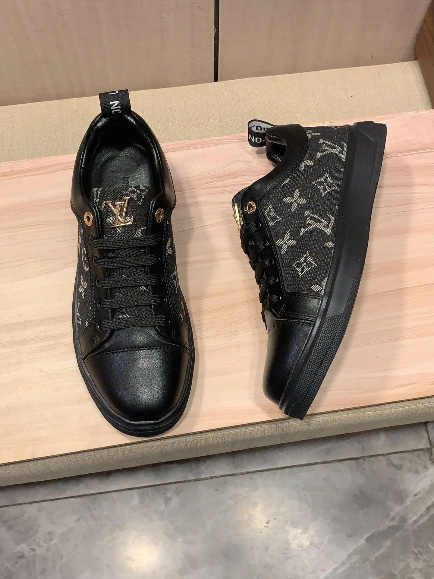 Men's Men's Shoes 💰420💰💰🎩🎩[Lightning][Lightning] "Lv*" The latest and most popular casual shoes, top brands [Seduce] Luxury ~ Purchasing Agency, Top ~ Quality. [Strong] The upper is made of imported breathable cowhide with material ➕ breathable sheepskin feet (•) and fine workmanship. The original stylish and stylish soft rubber wear-resistant and non-slip outsole is light and comfortable on the feet. The real thing looks better when photographed in person. 111: code: 38-44, 3️⃣ colors selected